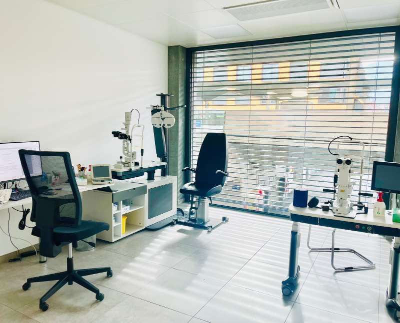 Une pièce avec un microscope et une chaise à l'intérieur