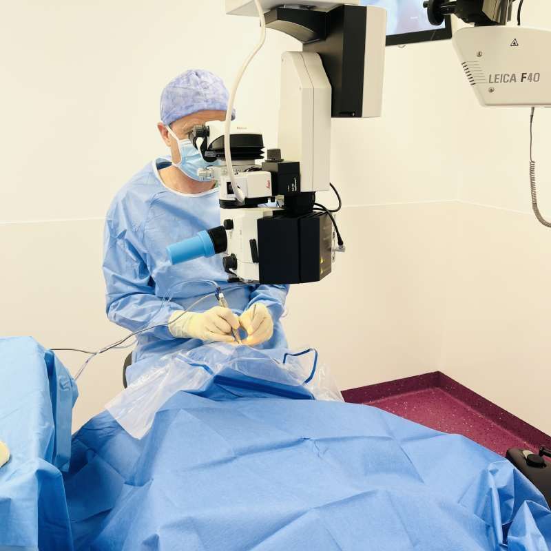 Un chirurgien utilise un microscope dans une salle d'opération