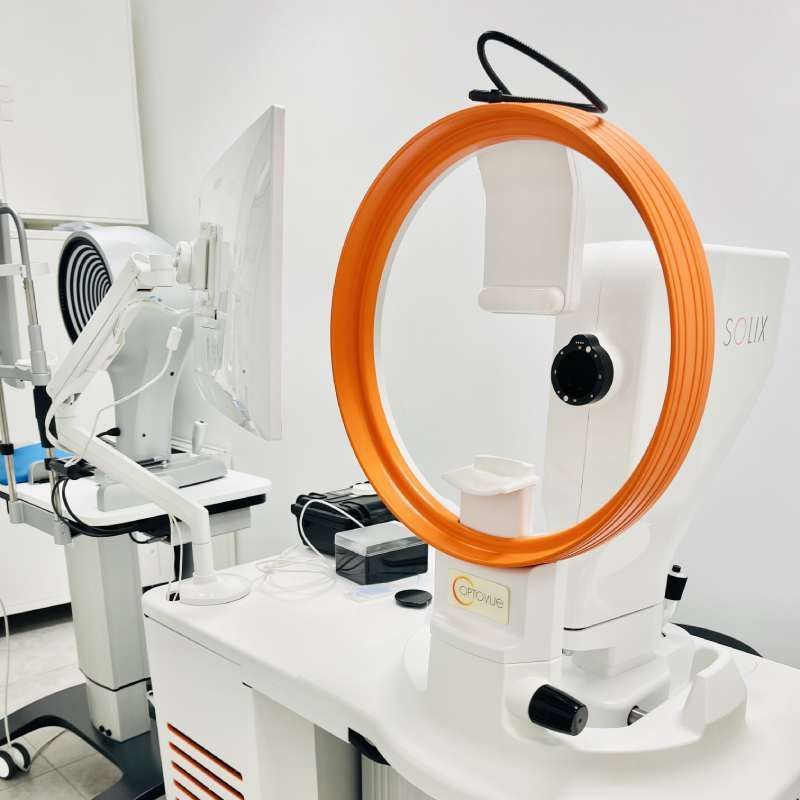 Une machine avec un grand anneau orange dessus