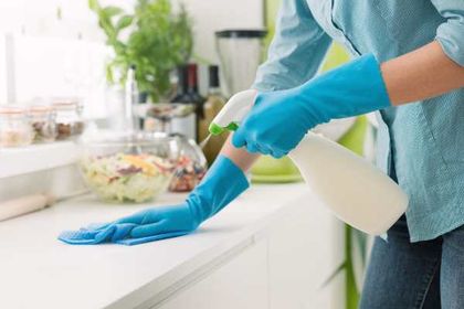Angie's Reinigungsengel – Jemand reinigt eine Küchenablagefläche
