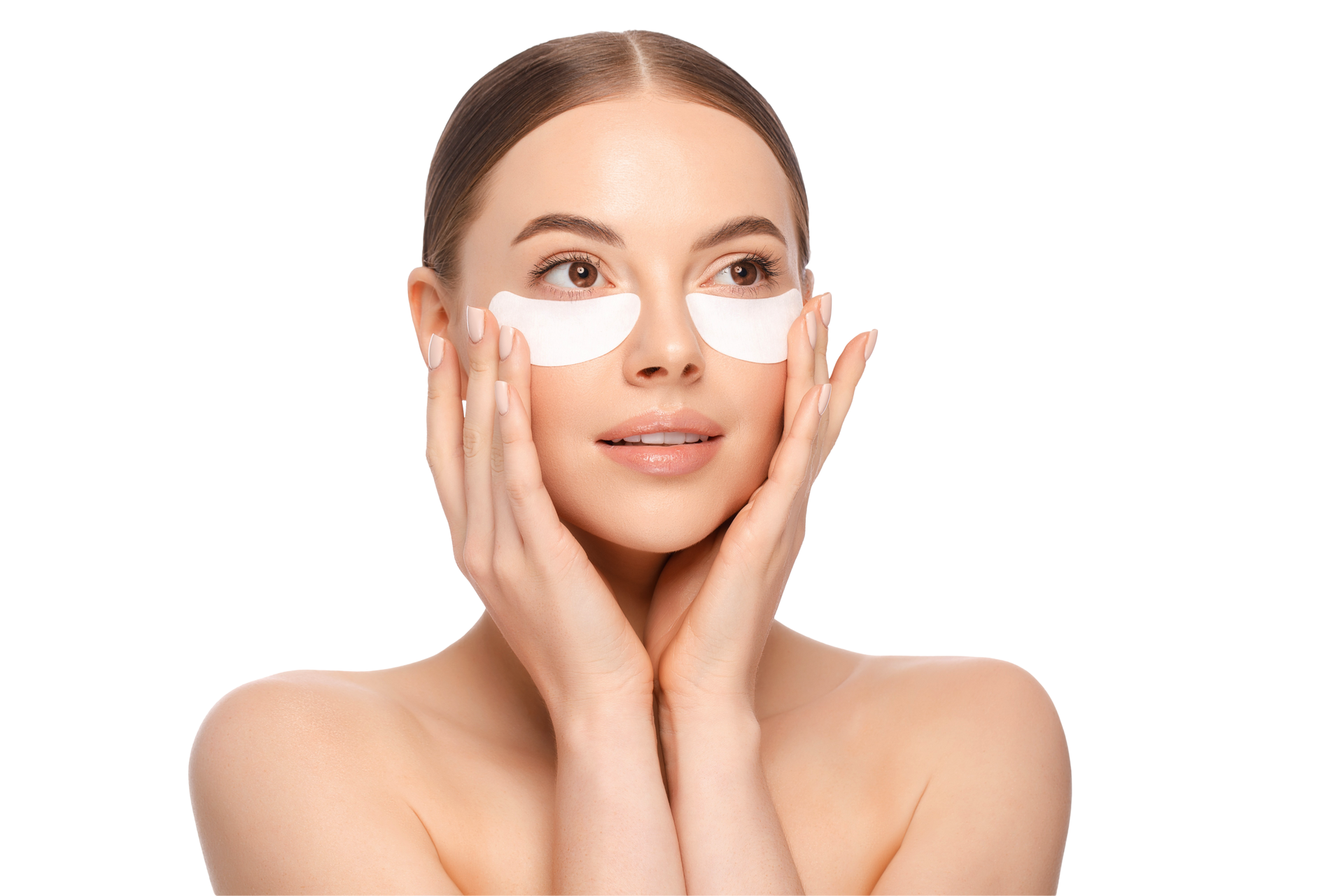 Femme appliquant des patchs sous les yeux sur fond blanc.