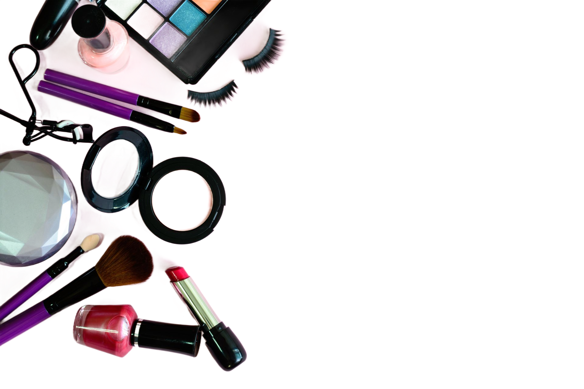 Divers articles de maquillage et pinceaux éparpillés sur un fond blanc.