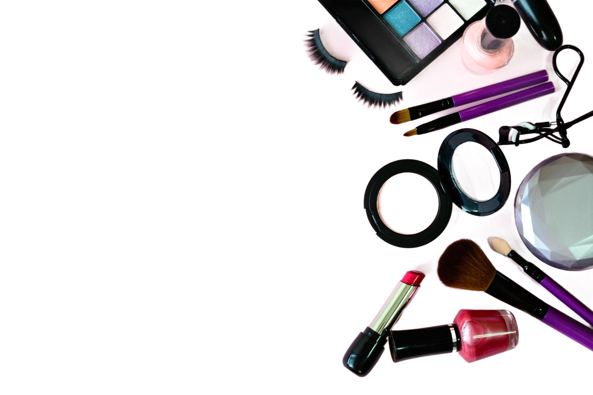 Accessoires de maquillage et produits cosmétiques variés disposés sur un fond blanc.