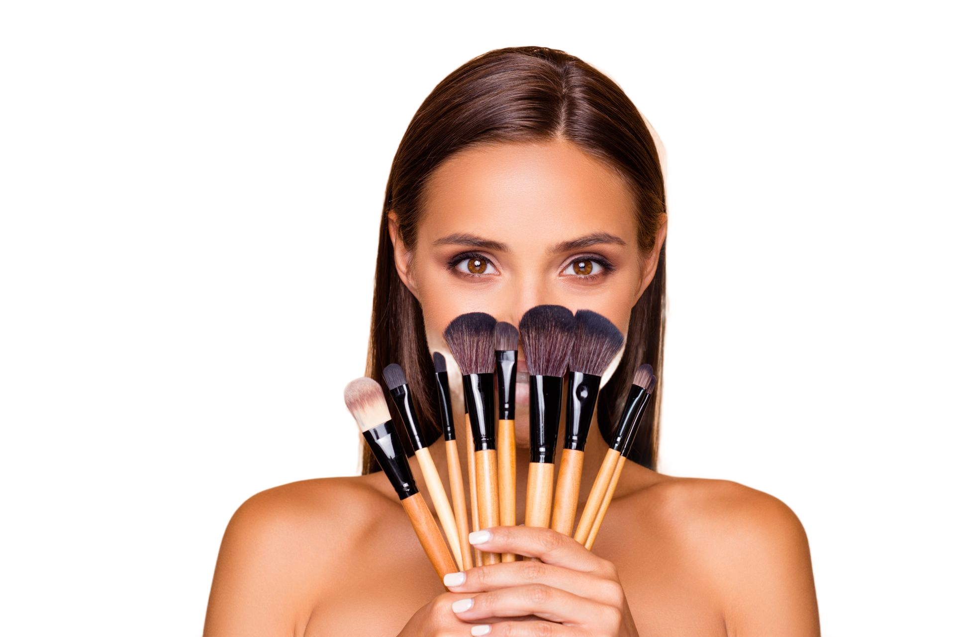 Femme tenant plusieurs pinceaux de maquillage devant son visage sur fond blanc.