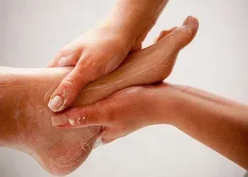 Pied avec soins sur fond blanc.