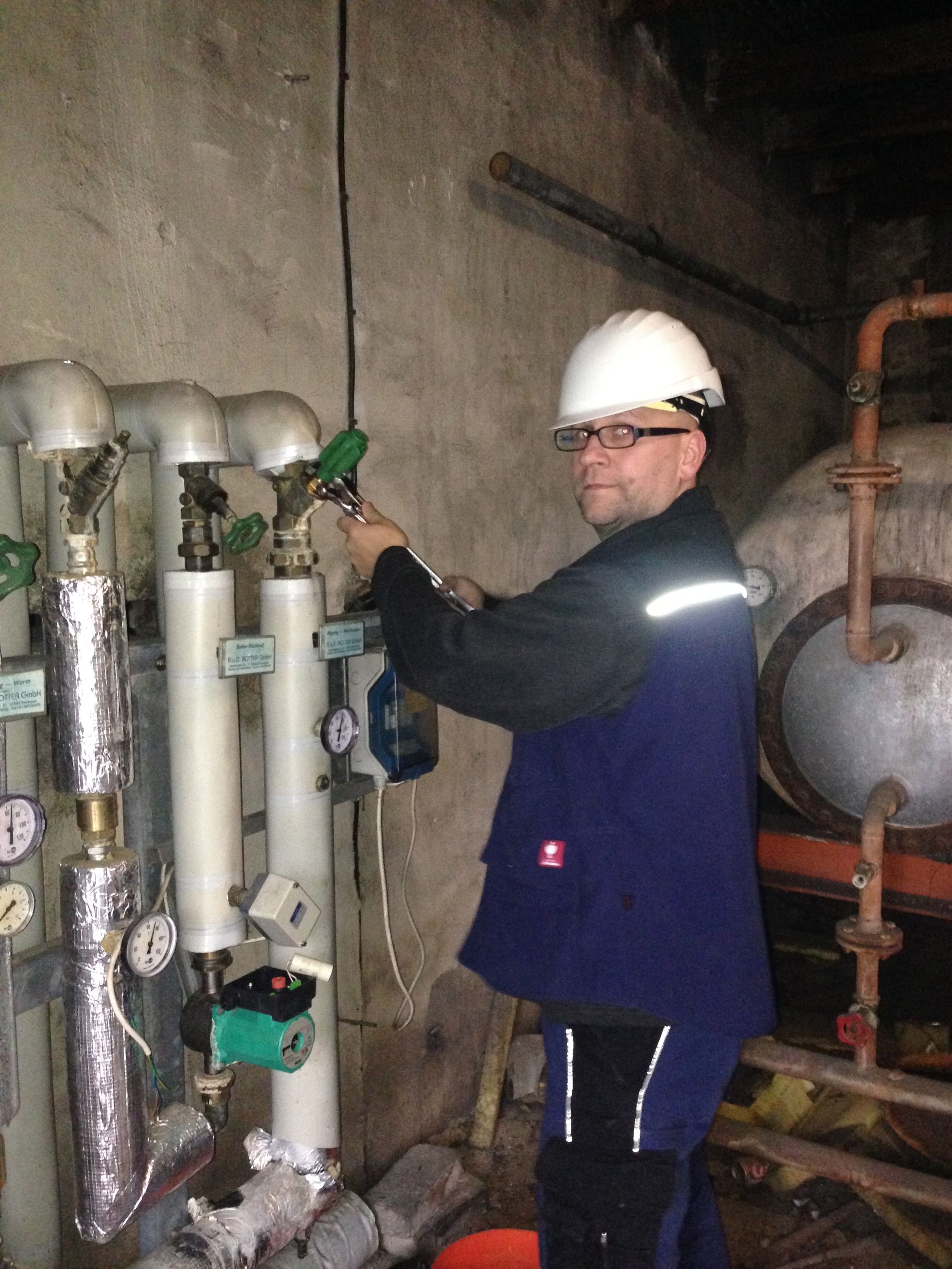 Jens Stommel arbeitet an einer Anlage