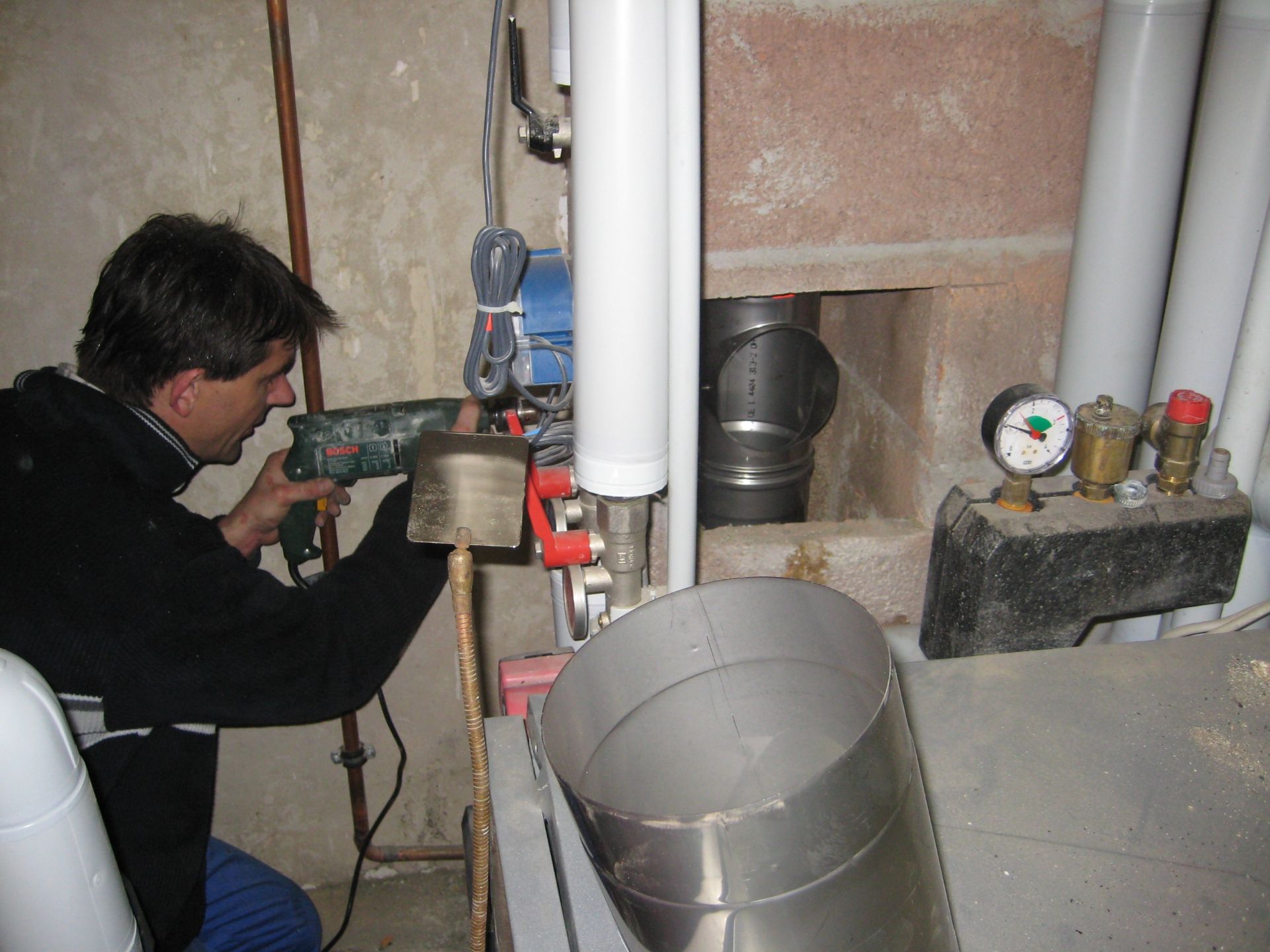 Thomas Matlik bei der Installation