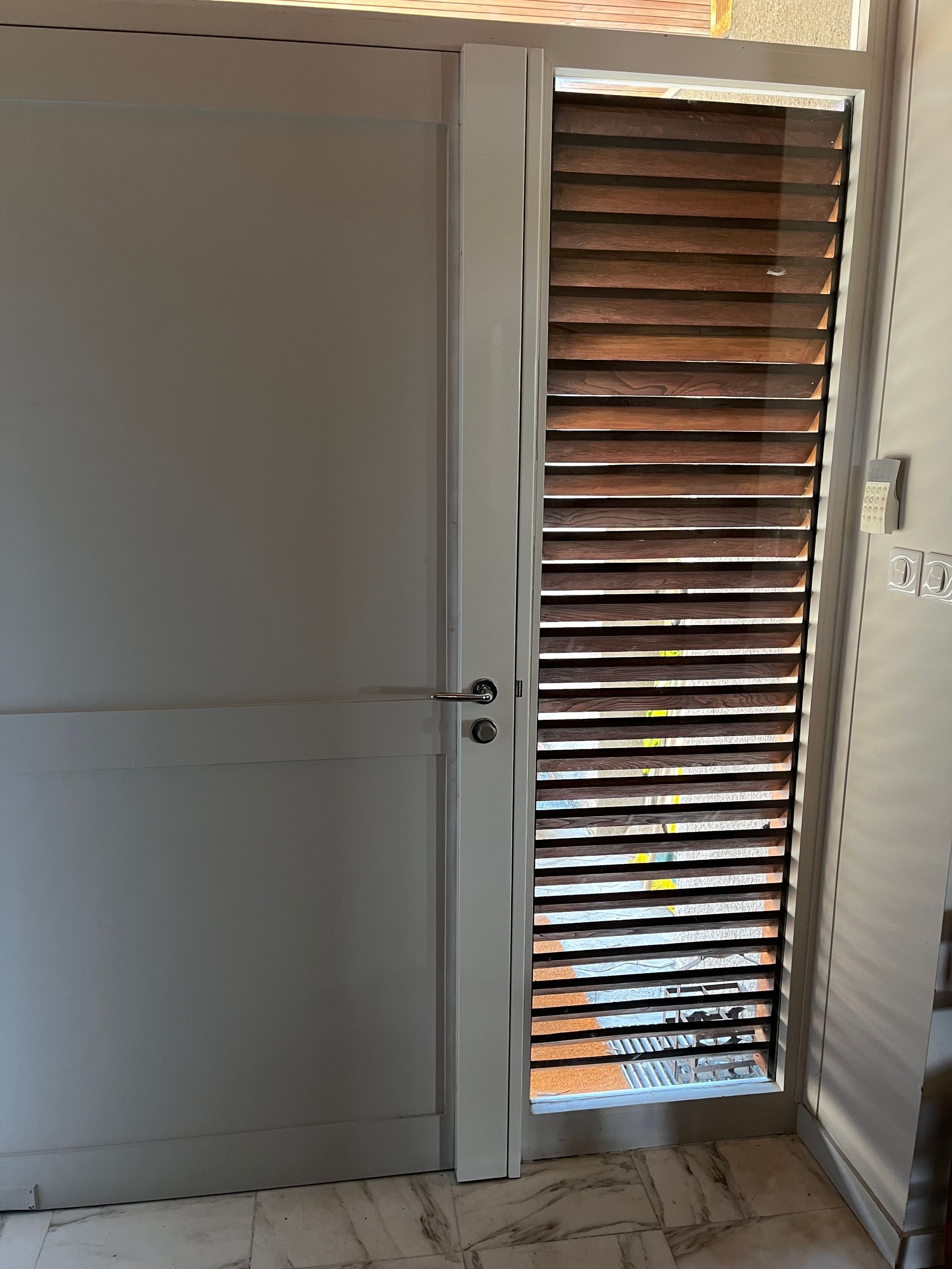 Serrure de porte d'entrée grise