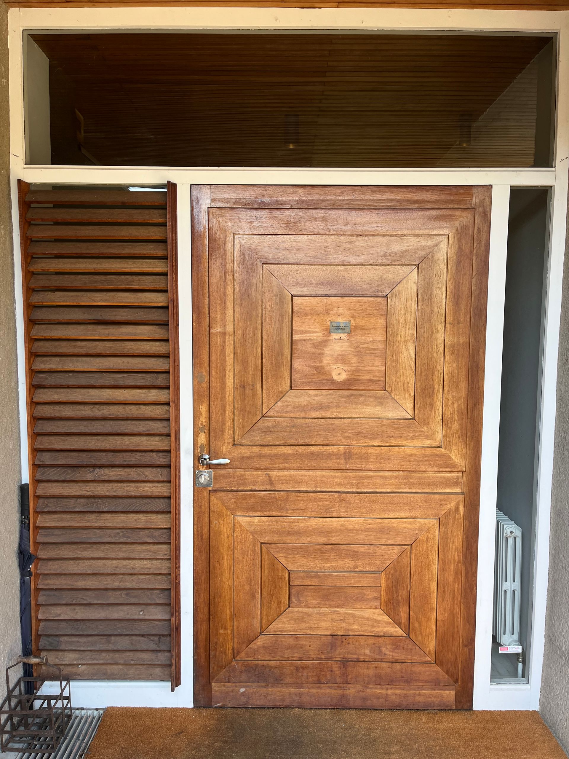 Porte d'entrée en bois avec serrure
