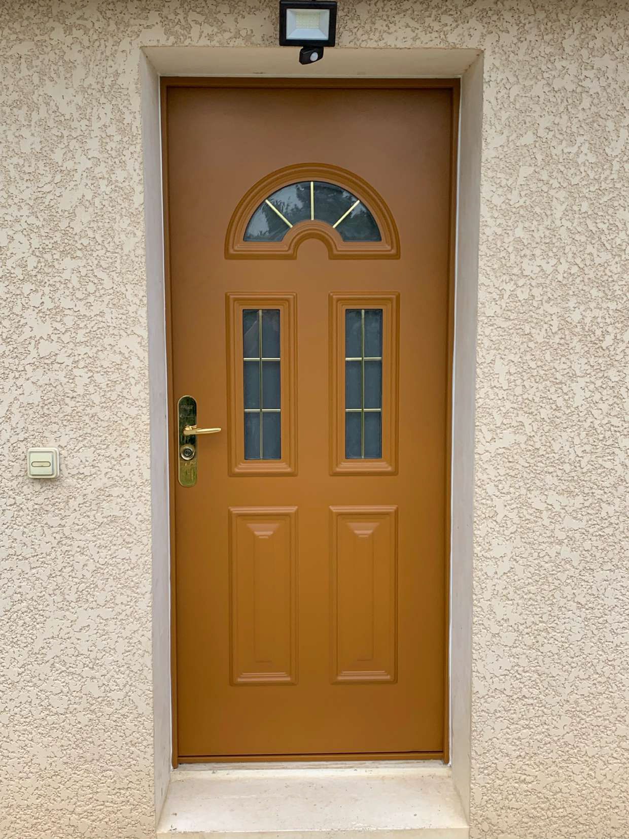 Porte d'entrée marron