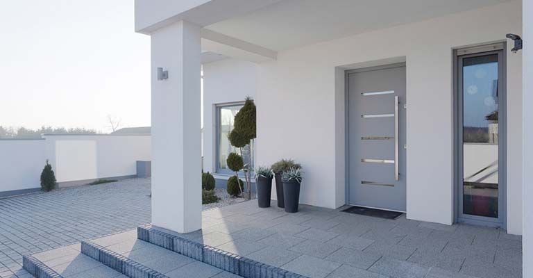 Façade d'une maison avec une porte d'entrée aluminium