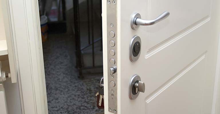 Zoom sur le système de fermeture d'une porte blindée