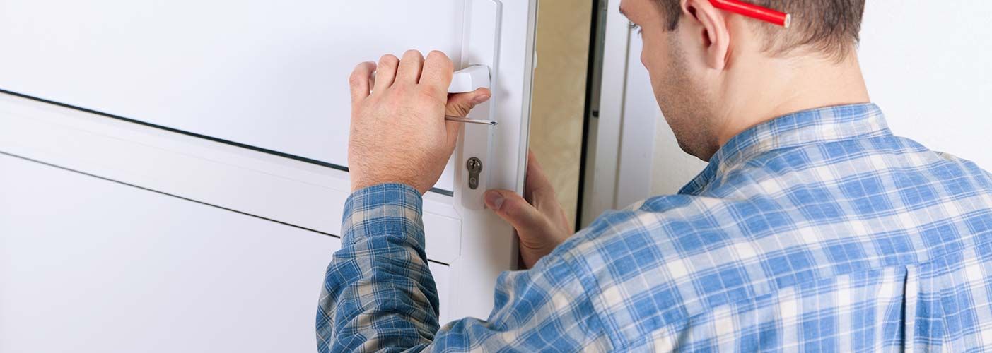 Homme qui inspecte une porte