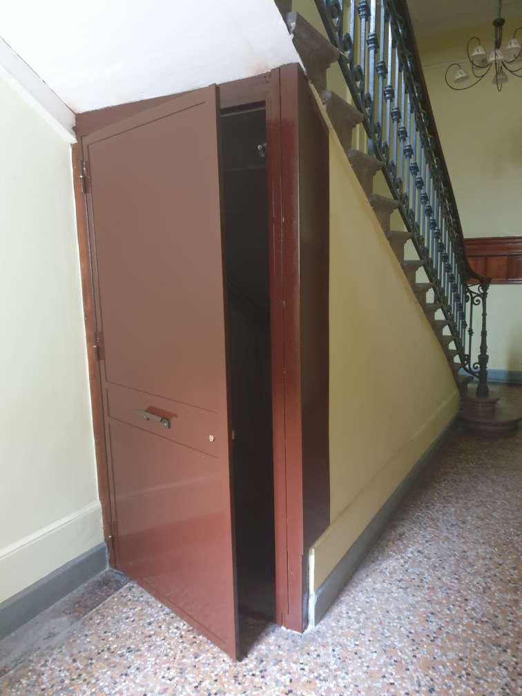 Porte sous escalier