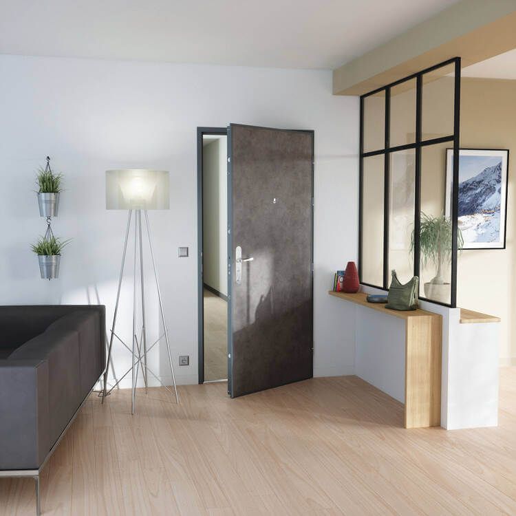 Studio avec porte entre ouverte