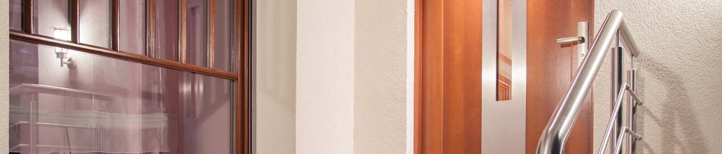 Porte avec une rampe d'escalier