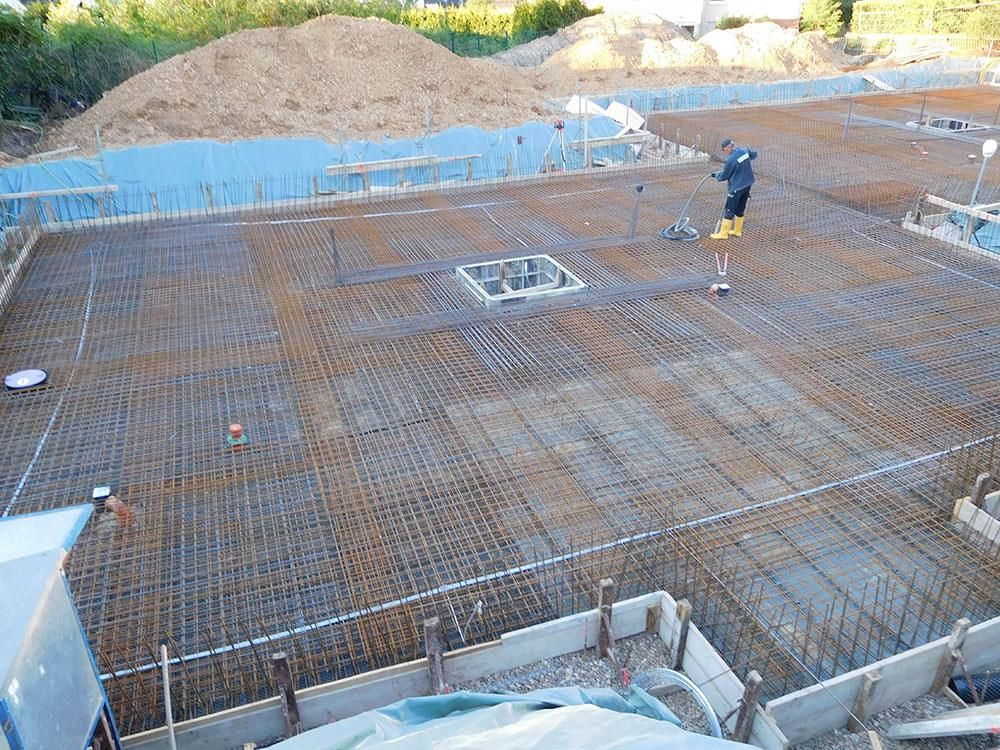 Eine Baustelle mit einem Mann in der Mitte