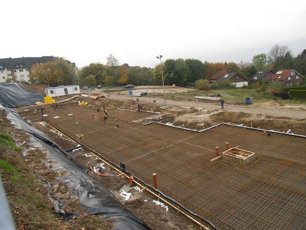 Ein großes Feld mit ein paar Häusern im Hintergrund