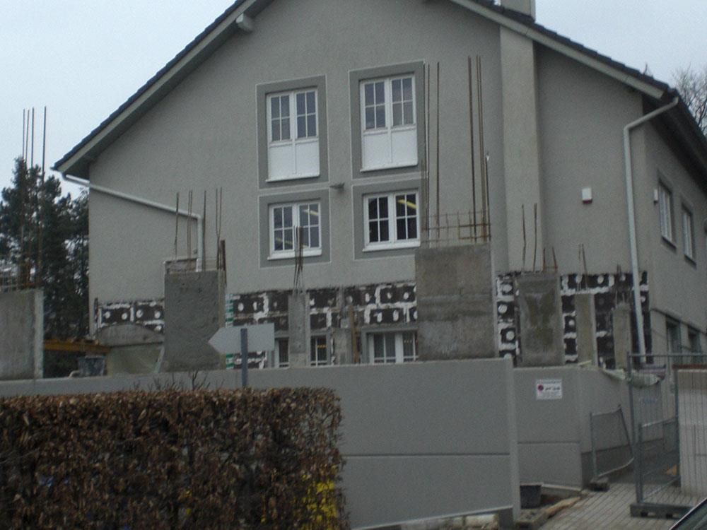 Ein im Bau befindliches Gebäude mit einem Zaun davor