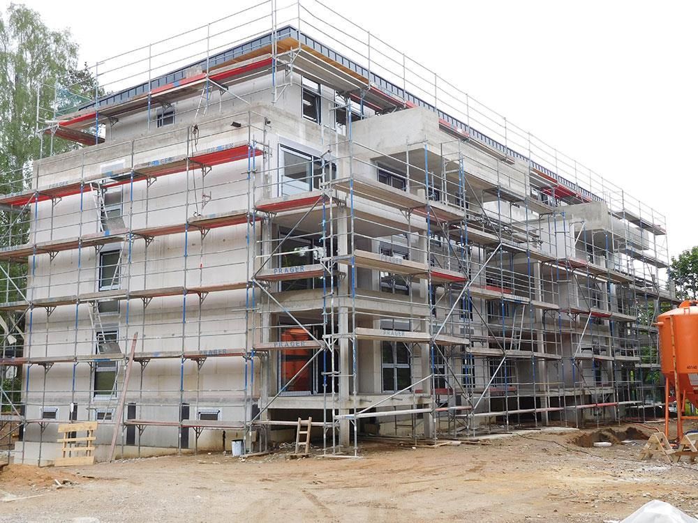 Ein großes Gebäude im Bau mit Gerüsten drumherum