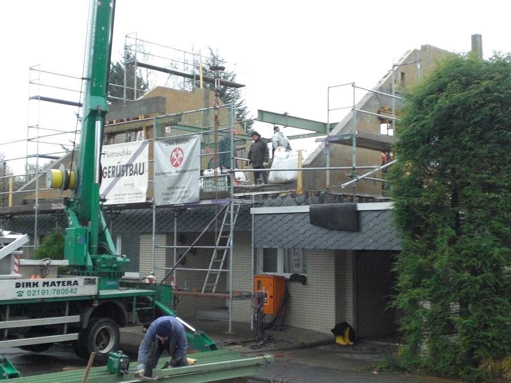 Eine Baustelle mit einem Schild mit der Aufschrift 