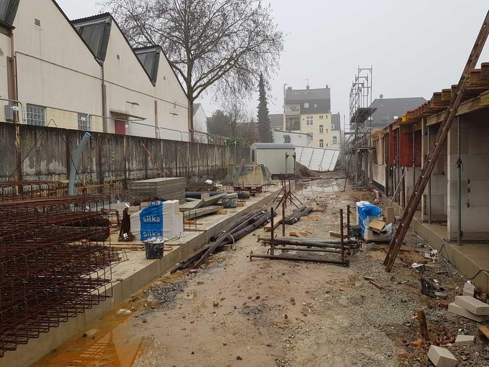 Eine Baustelle mit ein paar Gebäuden im Hintergrund