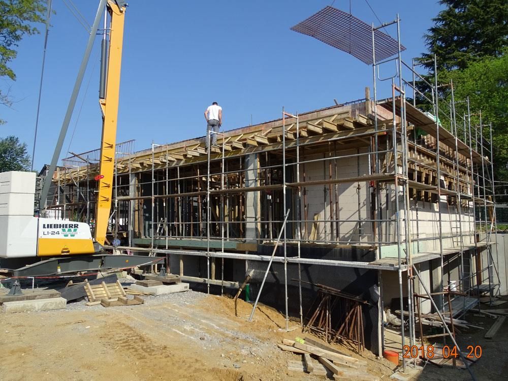 Eine Baustelle mit einem Liebherr-Kran im Vordergrund