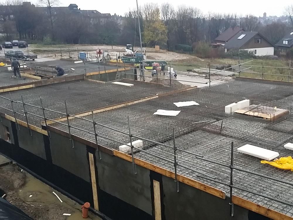 Eine Luftaufnahme einer Baustelle, die von einem Zaun umgeben ist.