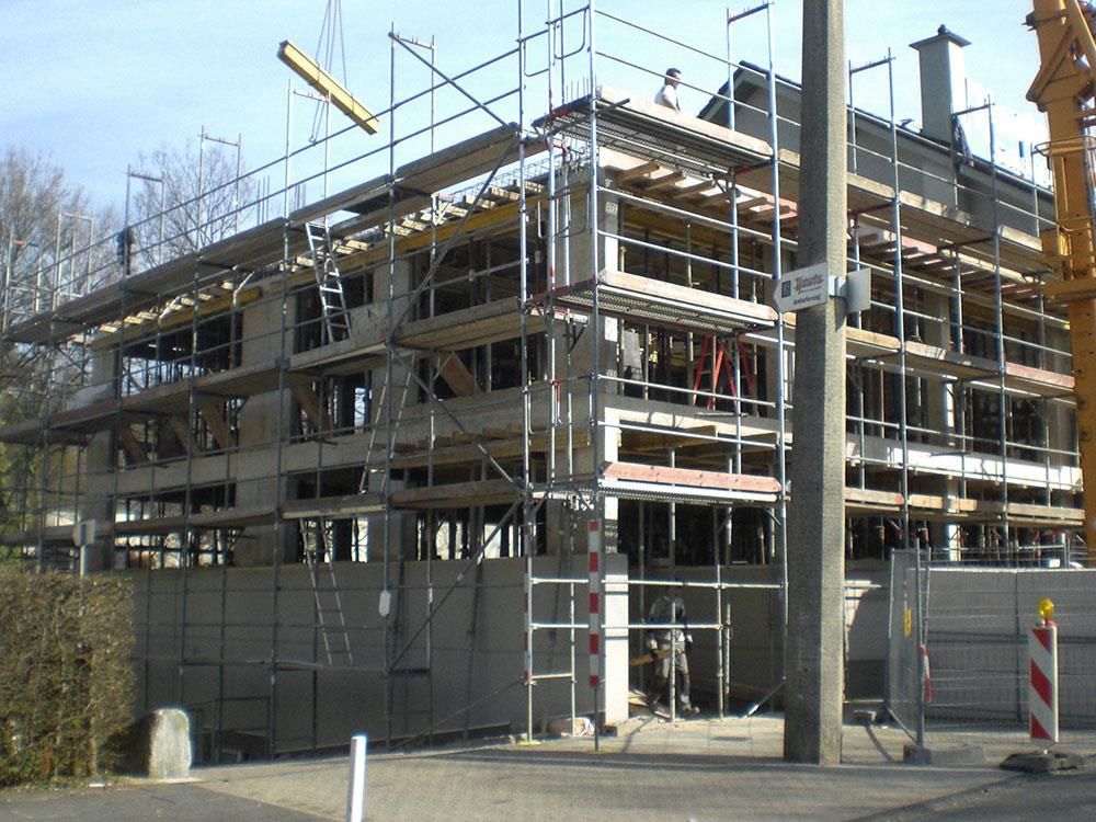 Ein großes Gebäude im Bau mit Gerüsten drumherum