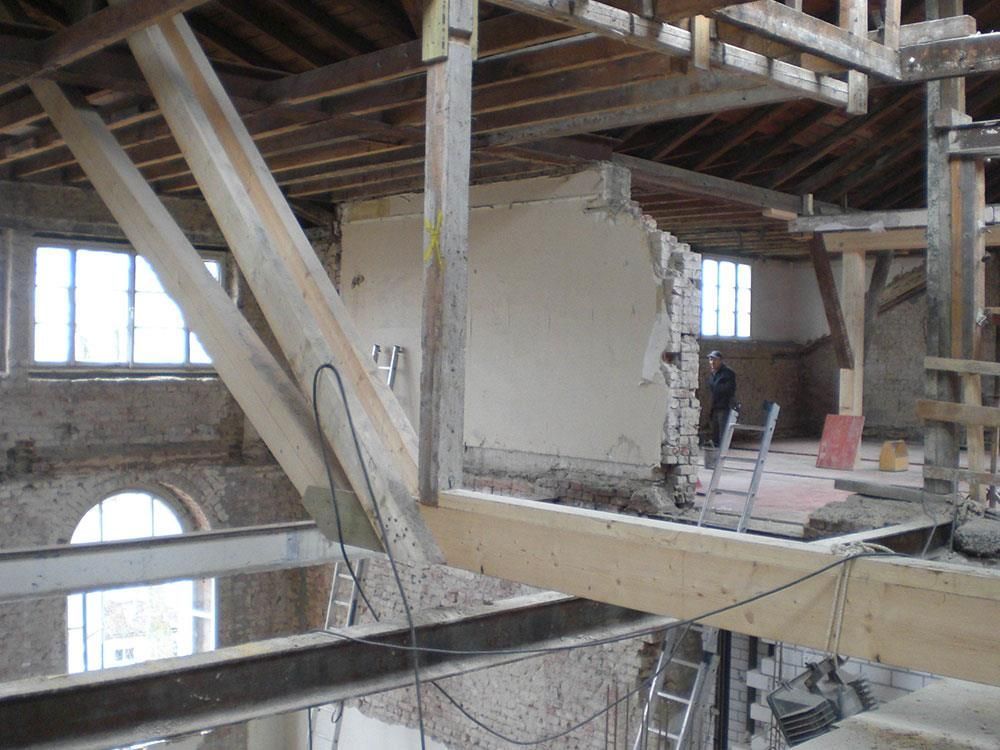 Ein im Bau befindliches Gebäude mit einer kaputten Wand und einer Leiter