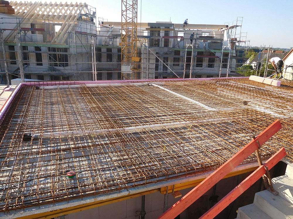 Eine Baustelle mit Gerüst und einem Kran im Hintergrund