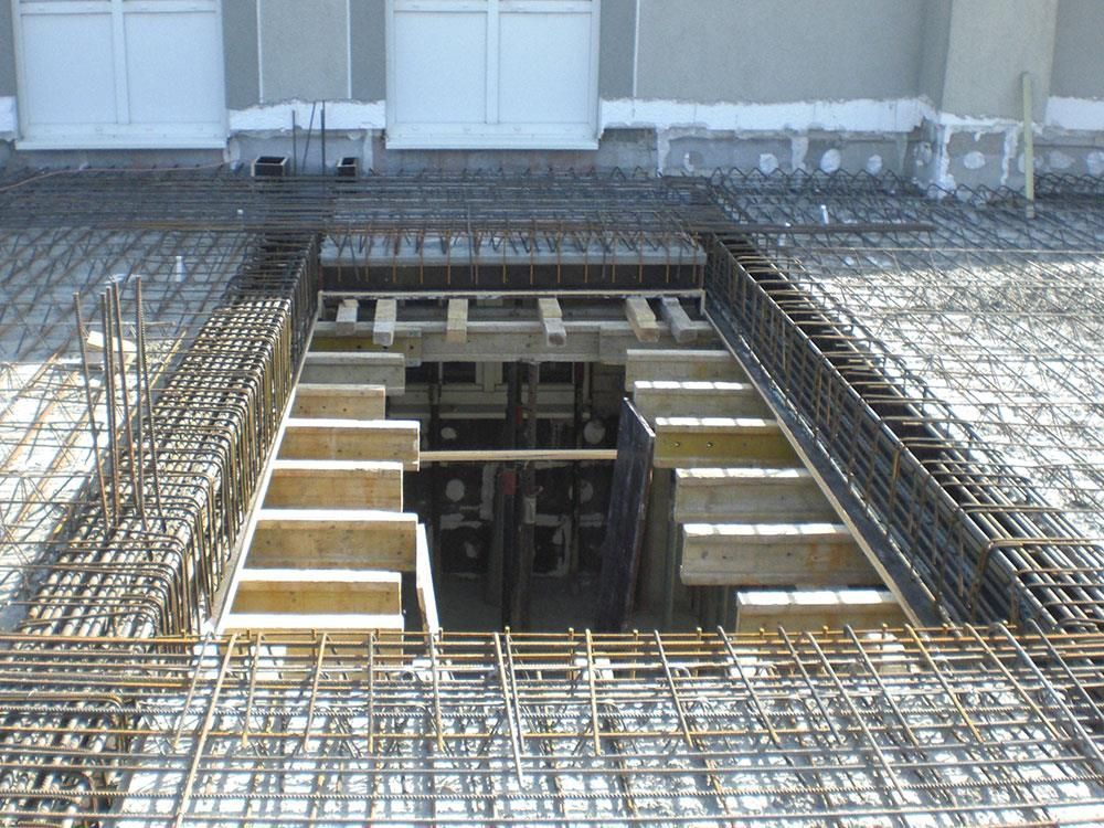 Eine Baustelle mit einem Loch im Boden