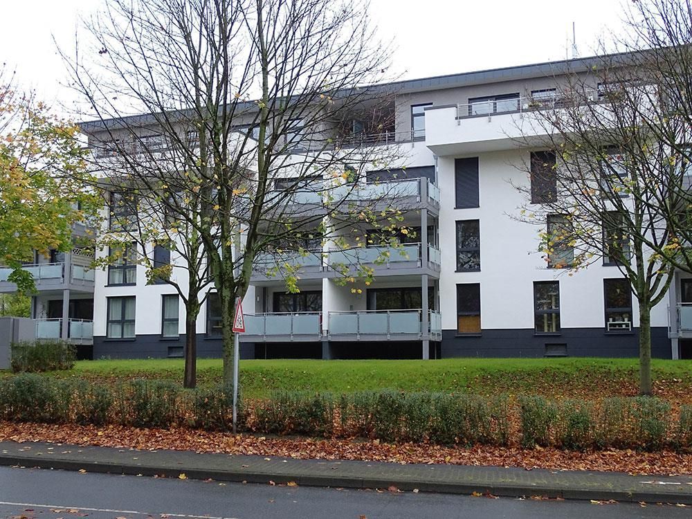 Ein Gebäude mit vielen Fenstern und Balkonen