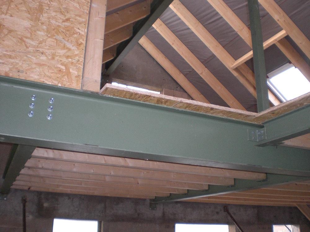 Eine Decke mit einem grünen Balken und Holzbalken