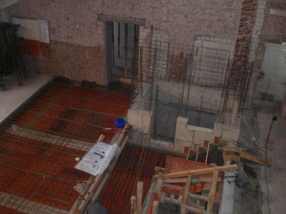 Eine Luftaufnahme eines im Bau befindlichen Backsteingebäudes