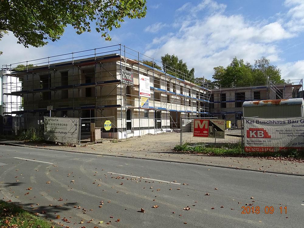 Eine Baustelle mit einem Schild mit der Aufschrift „KR“ darauf