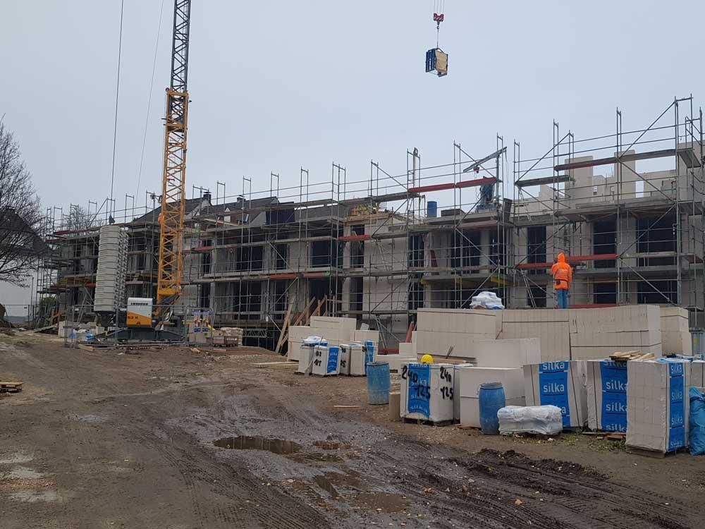 Eine Baustelle mit einem gelben Kran im Hintergrund