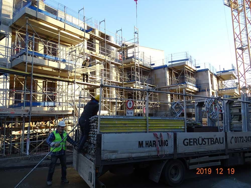 Eine Baustelle mit einem LKW, auf dem 