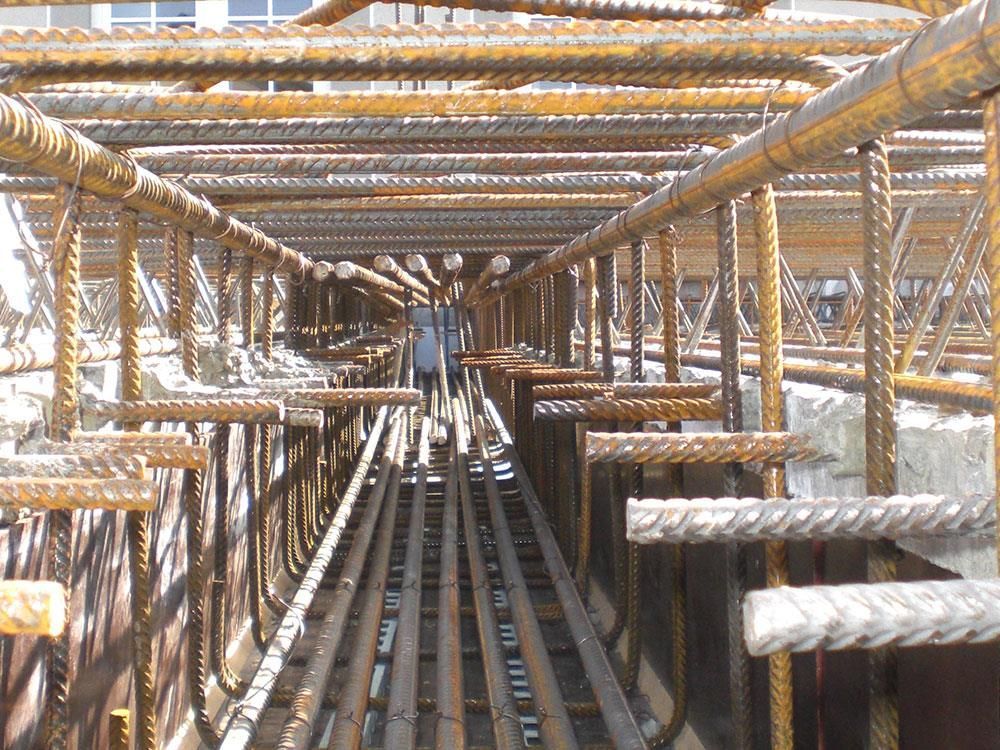 Eine Baustelle mit vielen Metallstangen und Seilen