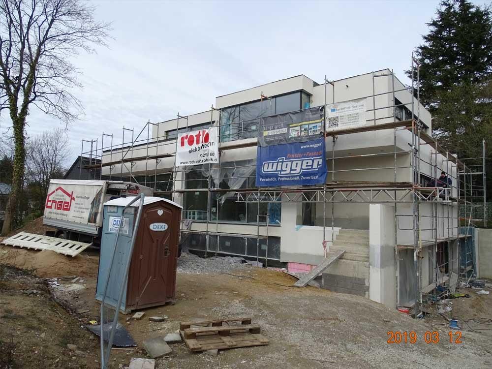 Ein im Bau befindliches Gebäude mit einem blauen Schild mit der Aufschrift „Ritter“ darauf