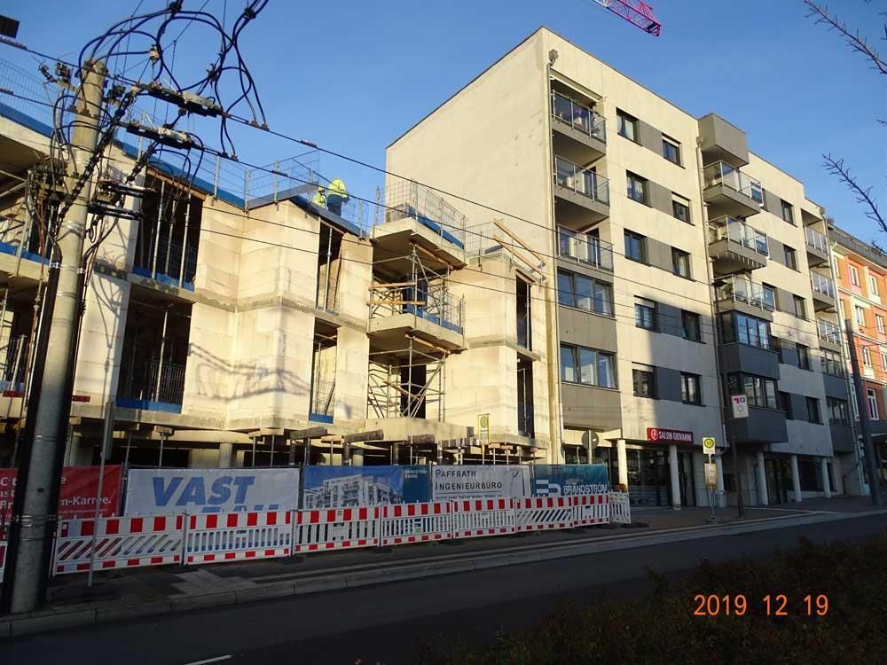 Ein im Bau befindliches Gebäude mit einem riesigen Schild davor