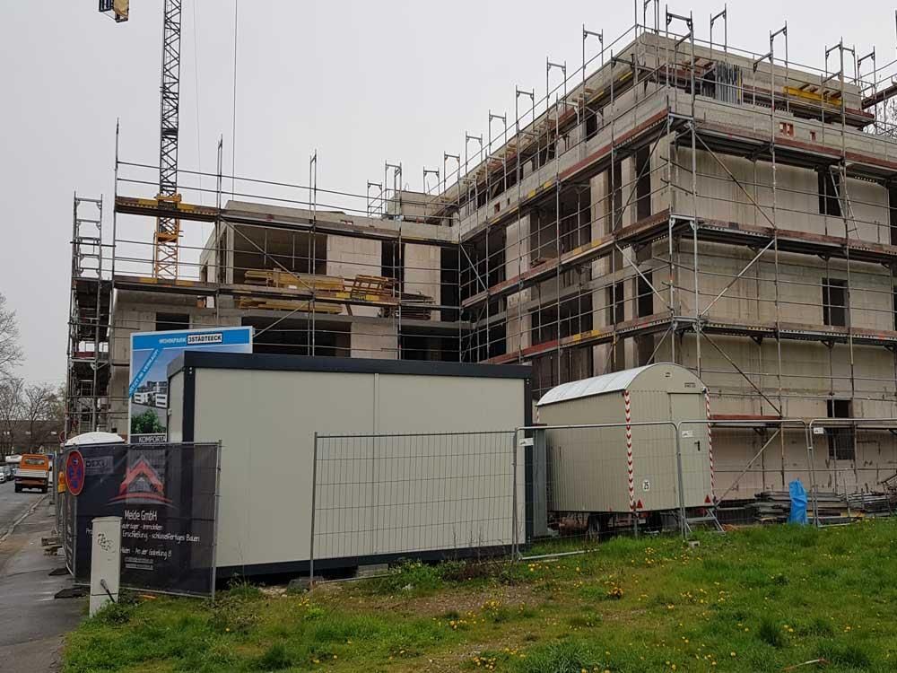 Ein großes Gebäude im Bau mit Gerüsten drumherum