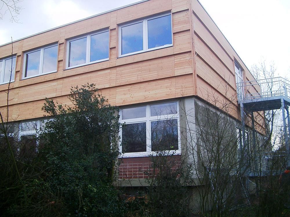 Ein großes Holzgebäude mit einer Treppe an der Seite