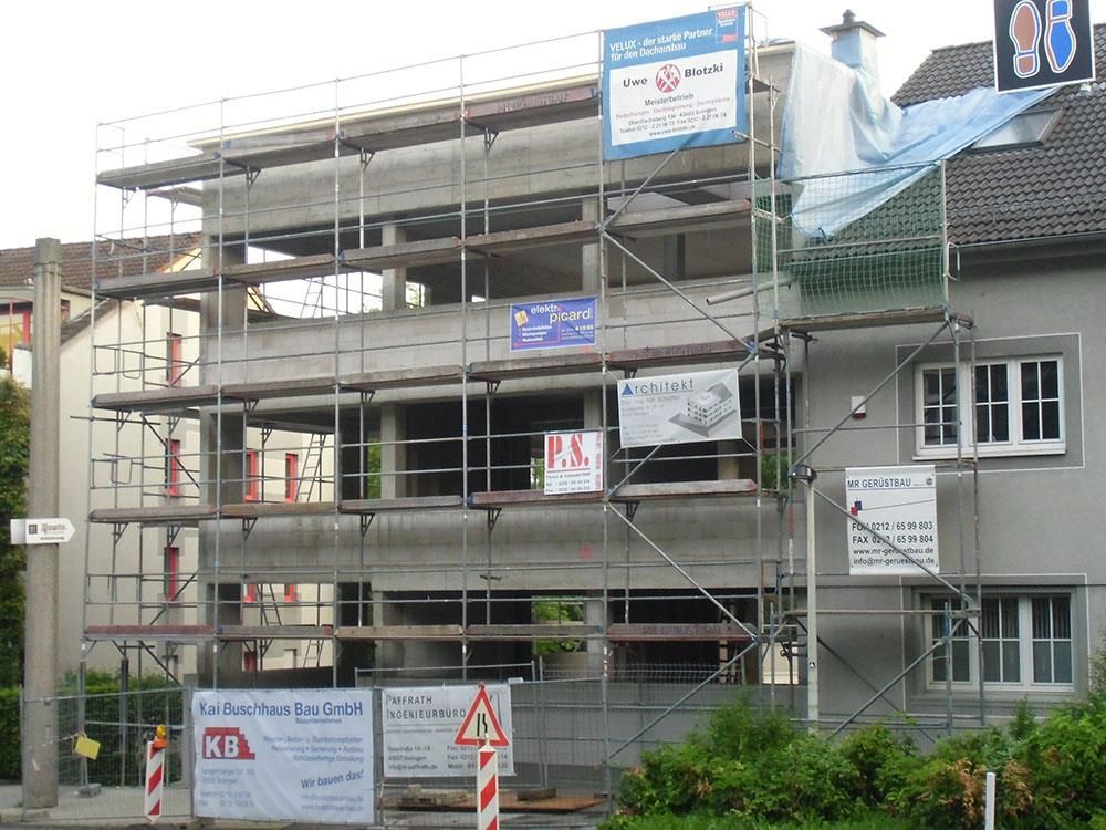 Ein im Bau befindliches Gebäude mit einem Schild mit der Aufschrift „kb“ darauf