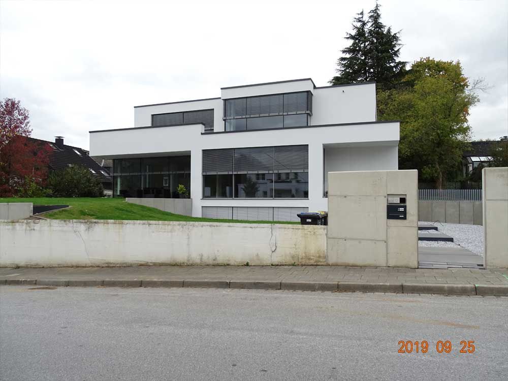 Ein Bild von einem Haus wurde am 25. September aufgenommen