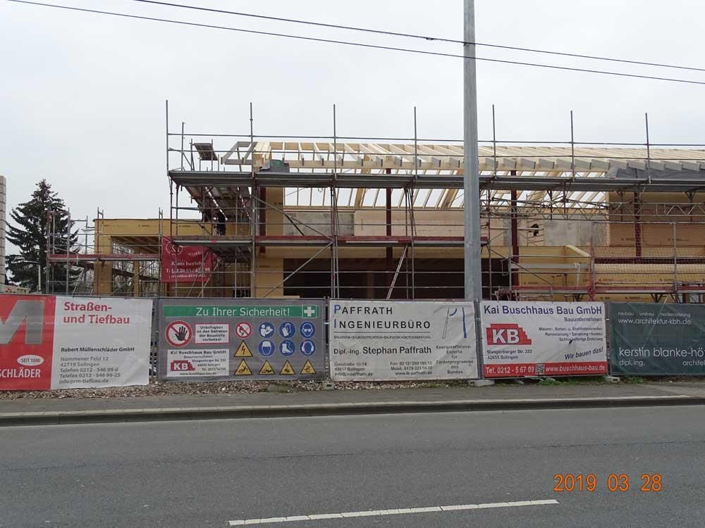 Eine Baustelle mit einem Schild mit der Aufschrift „kb“ darauf