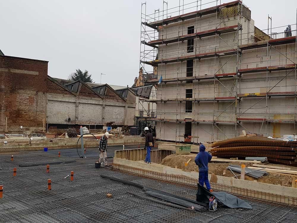 Eine Baustelle mit Gerüst und einem Gebäude im Hintergrund