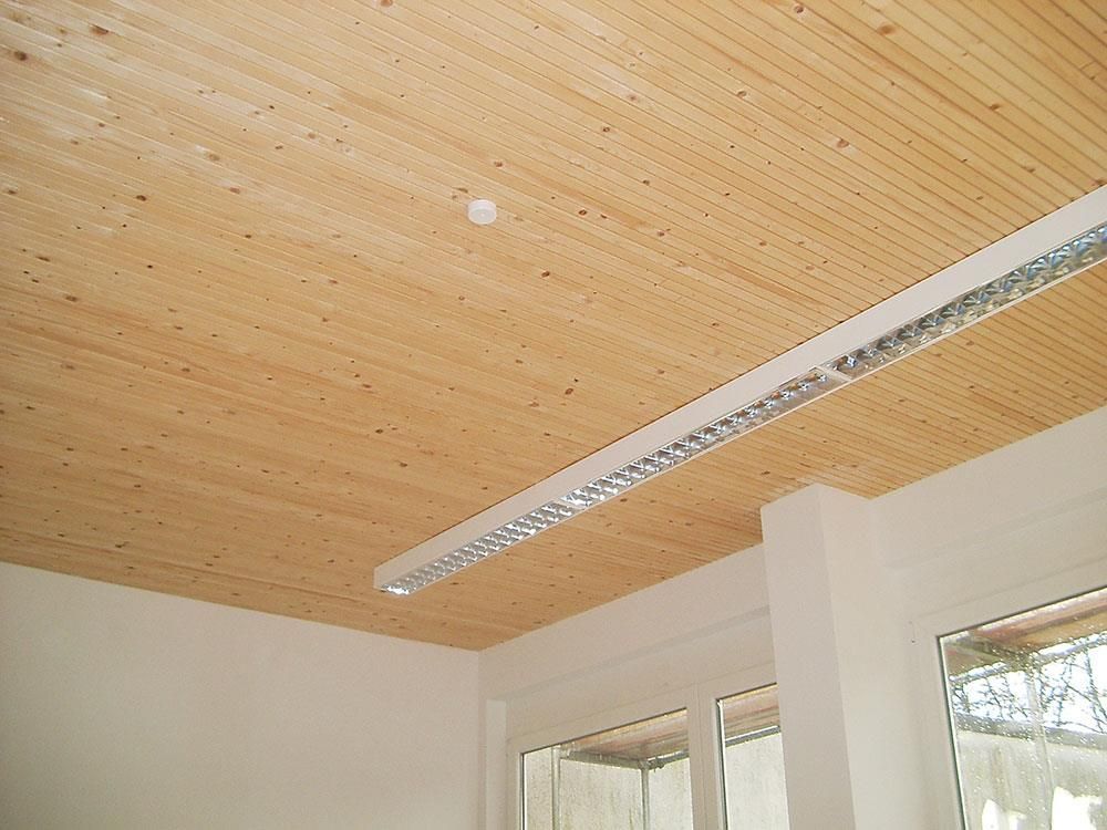 Eine Holzdecke mit einer daran hängenden Lampe