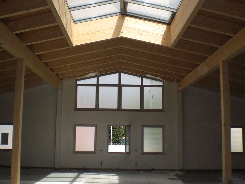 Ein großer Raum mit Oberlicht und vielen Fenstern