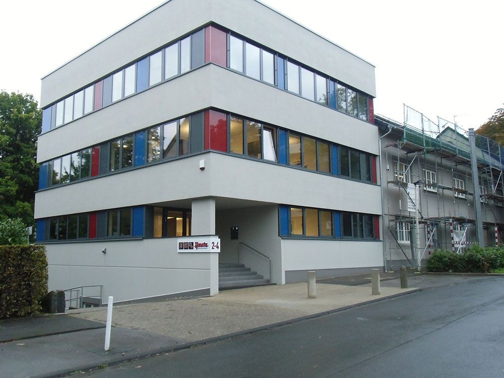 Ein Gebäude mit einem Schild mit der Aufschrift „ph“ darauf